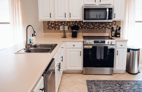Crystal Beach House | Golden Hour Getaway-Walk to Beach, Pool + Arcade, Sleeps 10, T-Swift Room