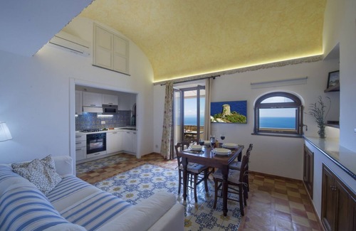 Praiano House | Golden Vaults, at few stairs from the road. It is easy to park in the area