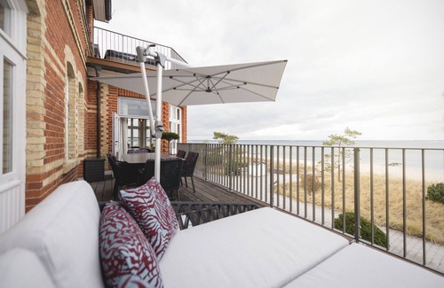 Niendorf Apartment | Goldmädchen 93, Beletage - Exclusive beach villa on the Baltic Sea in the first row.