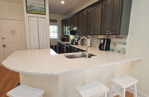 Isle of Palms Cottage | Golf Cart and Quiet Marsh Setting, Walk to Beach and Golf