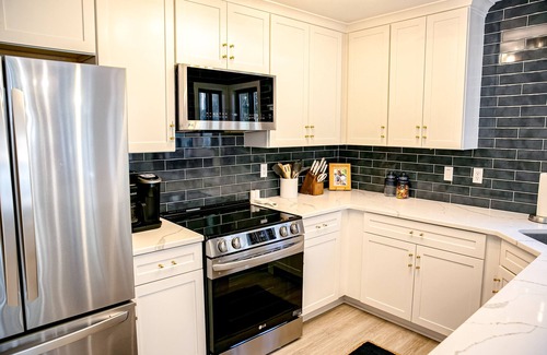 Ocean Ridge Condo | Golf course adjacent, beach-themed condo with sunroom, washer/dryer, & AC