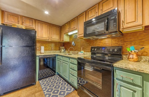 Pigeon Forge Apartment | Golf Course condo w/Free Attraction Tickets, fireplace, sauna, W/D & pool