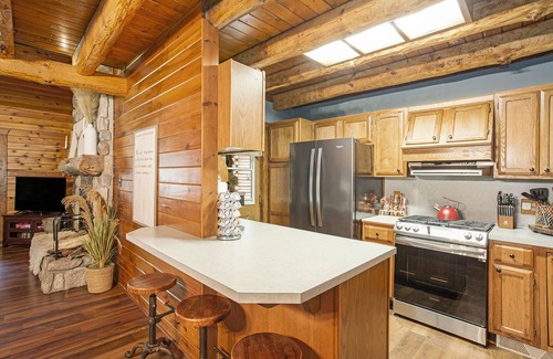 Burnips Cabin | Golf Course Log Cabin with Hot Tub & Movie Theater