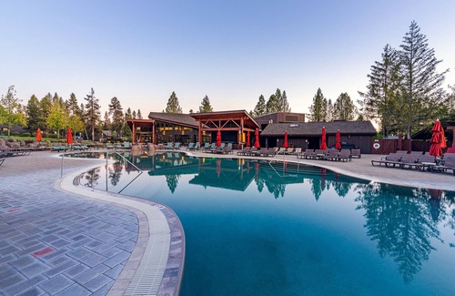 Sunriver Condo | Golf View Condo with Fireplace, Patio & Bunk Room