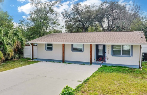 Forest Hills House | Golfland Corner lot Retreat