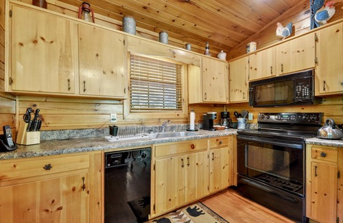 Epworth Cabin | Gone Fish Inn| Creek Frontage| Hot Tub | Pool Table