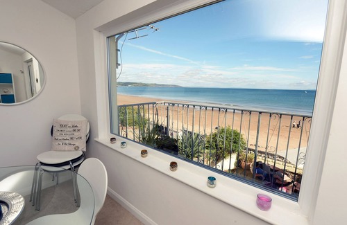 Saundersfoot Apartment | Gone to the Beach - Luxury Cottage, Sea Views, Direct Access to Beach, Pet Friendly
