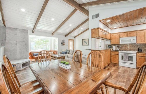 Wishon House | Good Vibes getaway lake views, Marina, private Boat Slip