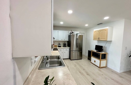 Melaleuca Gardens House | Good Vibes House with private pool