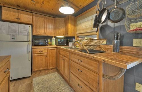 Blue Ridge Cottage | Good Vibes | Private Stocked Pond | Hot Tub | Fire Pit