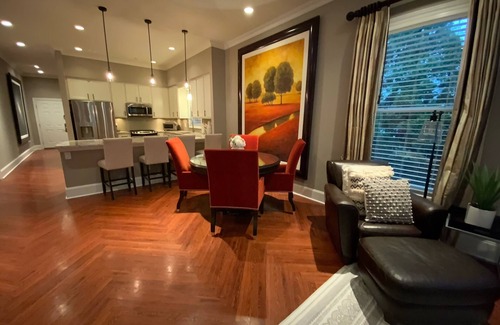 Columbus House | Gorgeous 2005 ranch, high end finishes, decor and amenities.