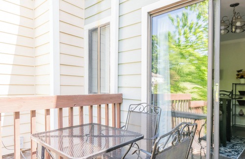 Raintree House | Gorgeous 2bd 1.5ba Townhome on Golf Course. 2 Queen beds and a sleeper sofa.