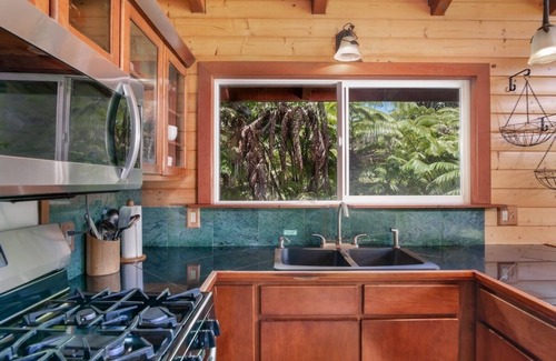 Volcano House | Gorgeous 3bd/2ba villa with covered patio, ping pong table, BBQ & playground