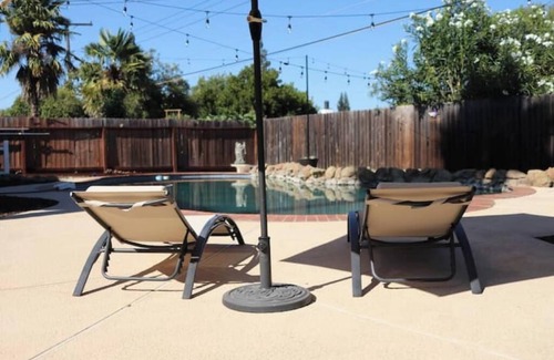 Carmichael House | Gorgeous 3BR Spacious Home w/Pool near CA Capitol