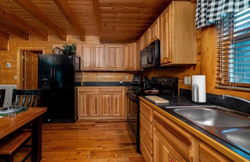 Sevierville Cabin | ⭐Gorgeous 4bd/4.5ba⛰️Gated Resort w/Indoor Pool🏊