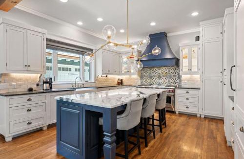 Westfield House | Gorgeous 4BD Plus Studio for 12 with Fire Pit & Near Downtown