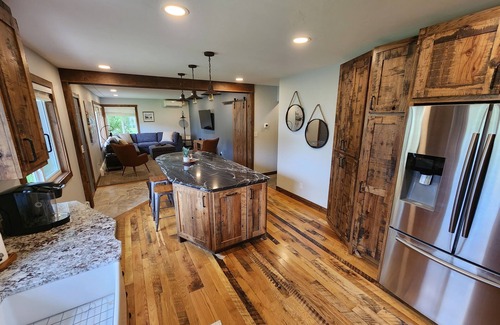 Hudson House | Gorgeous 5 bed Remodel near Downtown Hudson for Groups!