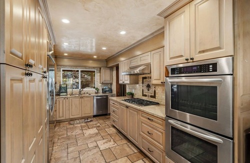 Los Angeles County Villa | Gorgeous 5 bedroom Tropical Home with Costa Rica Backyard