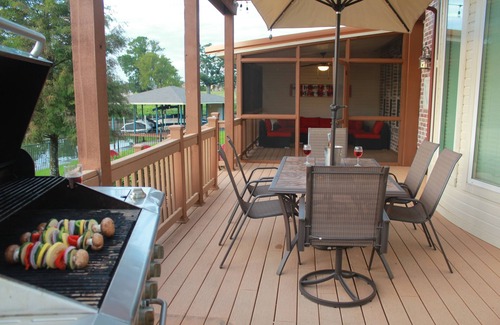 Malakoff House | Gorgeous 6 bedroom lakefront home perfect for families and large groups