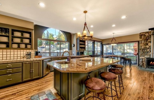 Lower Kingsbury House | Gorgeous 7 BR, 6 Bath, sleeps 9 Privacy, Big Views Hot Tub, Meticulously Clean!