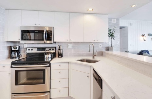 Fort Myers Beach Condo | Gorgeous Bay Water View! Pool, Beach Gear, Free WiFi & Parking, Over $150 of Free Daily Activities!