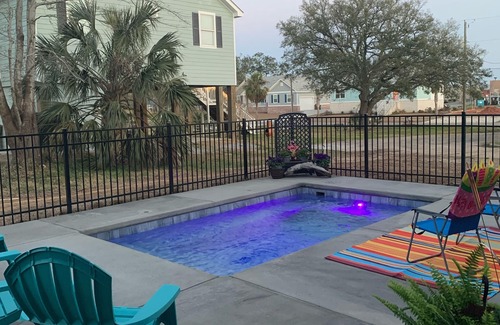 Long Beach House | Gorgeous beach home with a salt water pool. Perfect for a summer vacation!
