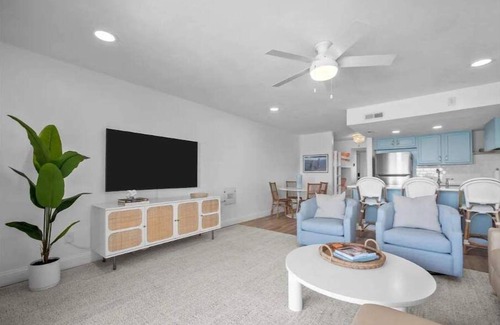 McCutcheon Field Condo | Gorgeous Beachfront Condo with Pool