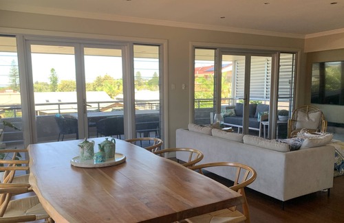 Redhead House | Gorgeous beachside location, modern spacious with easy stroll beaches and cafes.