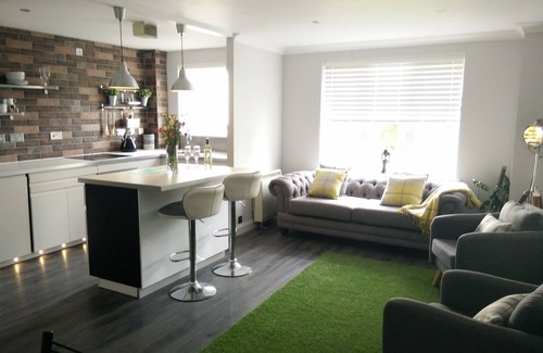 St. Davids Apartment | Gorgeous Boutique Coastal Apartment Near Edinburgh with Parking