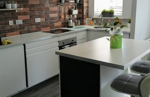 St. Davids Apartment | Gorgeous Boutique Coastal Apartment Near Edinburgh with Parking