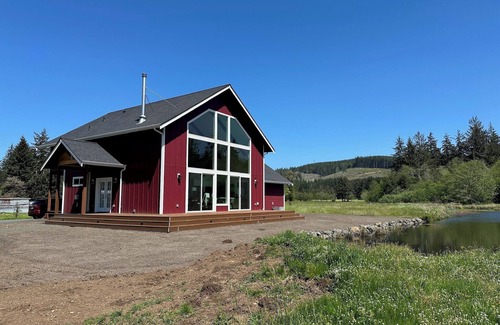 Elma House | Gorgeous cabin, secluded fishing pond, swimming, paddling. Central for Daytrips!