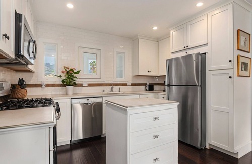 Upper East Condo | Gorgeous California Comfort - King Bed - Walk to Downtown and Parks!