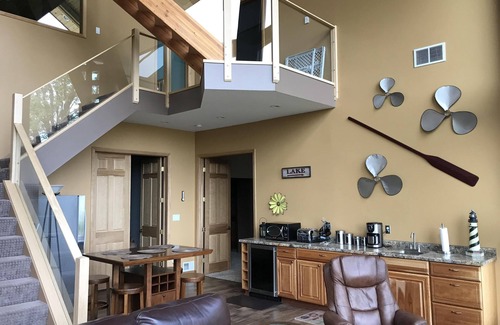Washburn House | Gorgeous Chalet on Lake Superior - Snowmobile/ATV Trails 100 yds from the Door!
