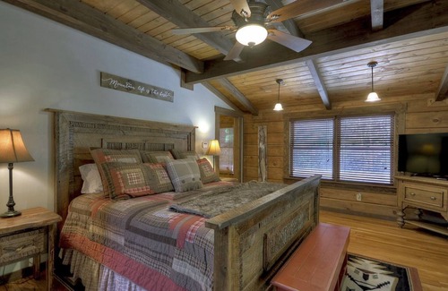 Ellijay Cabin | Gorgeous Creekside Lodge! Sleeps 14! Guesthouse with Huge Game Room! Huge HotTub