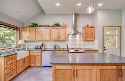 Otter Rock House | Gorgeous Custom Home with Ocean Views
