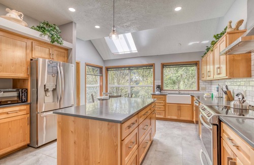 Otter Rock House | Gorgeous Custom Home with Ocean Views