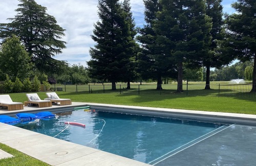 Chico House | Gorgeous Designer Home on Golf Course with POOL - perfect for large gatherings!