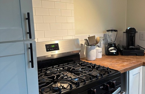 Hilo Cabin | Gorgeous Eco Tiny Home on Organic Farm Within 5 Minutes of Downtown Hilo.