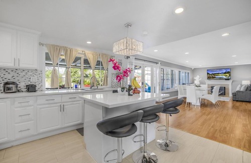 Orange House | Gorgeous Family Home, Just 8 mins from Disneyland