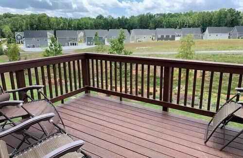 Raleigh House | Gorgeous, Fully Furnished, 3 Story Townhome!