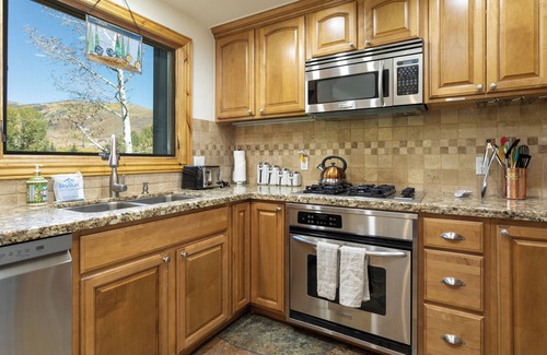 Eagle-Vail Condo | Gorgeous Golf Course Townhome, Private Hot Tub, Minutes to Vail/Beaver Creek