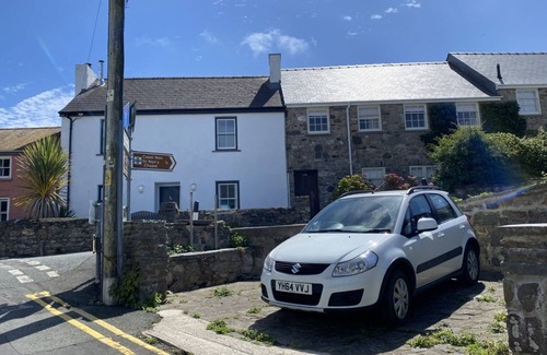 St Davids Apartment | Gorgeous ground floor flat - cosy, with parking and a prefect St Davids base.