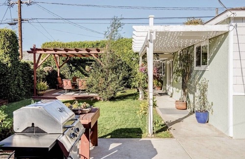Westchester House | Gorgeous guesthouse in quiet neighborhood with private entrance, yard + parking!
