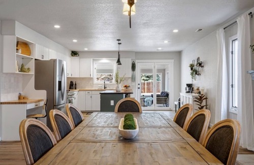 Park Vista House | Gorgeous High End Well Furnished Home · 5/BR Hot Tub - Fire Pit - Air Hockey!