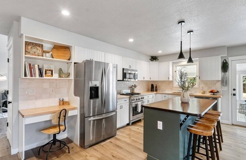 Park Vista House | Gorgeous High End Well Furnished Home · 5/BR Hot Tub - Fire Pit - Air Hockey!