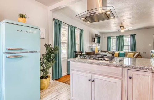 El Paso House | Gorgeous Historic Home at Base of the Mountain