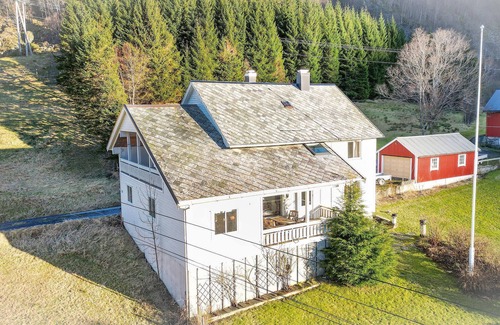 Selje House | Gorgeous home in åheim
