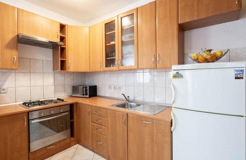 Dugopolje House | Gorgeous home in Dugopolje with kitchen
