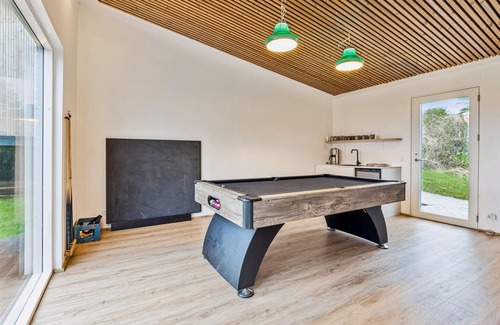 Øer Strand House | Gorgeous home in Ebeltoft with kitchen