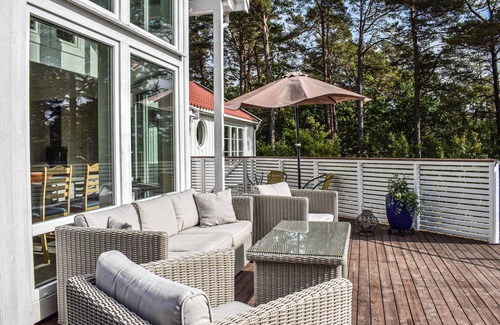 Faervik House | Gorgeous home in Færvik with kitchen